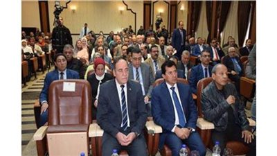 موظفو وزارة الرياضة يكرمون المدير التنفيذي بعد بلوغه سن المعاش