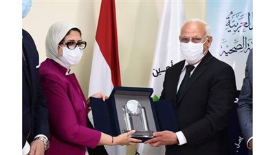 وزيرة الصحة تهدي درع 