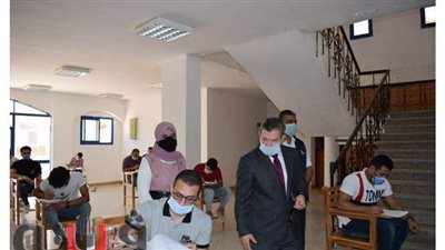 رئيس جامعة مطروح يتفقد امتحانات الفرق النهائية بكليتي التمريض والطفولة المبكرة