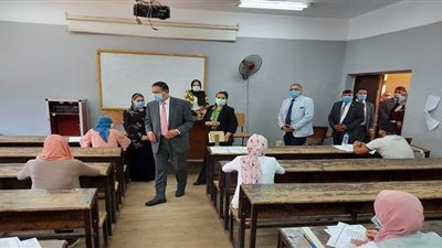 رئيس جامعة بنها يتفقد امتحانات الفصل الدراسى الثاني بكلية الآداب