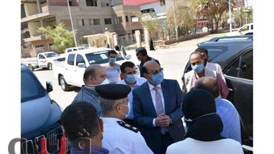 محافظ أسوان يتابع تطبيق قرار إلغاء السيارات الكبود بطريق السادات