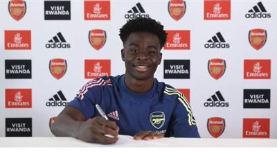 رسميا.. أرسنال يجدد عقد نجمه الواعد