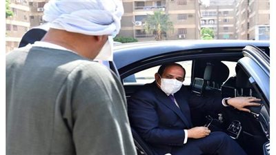 السيسي يستفسر من أحد الباعة الجائلين عن  أحواله المعيشية ومتطلباته