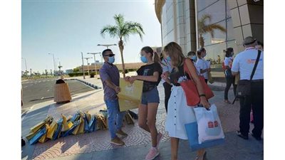 لحظة وصول أول فوج سياحي من أوكرانيا إلى الغردقة وشرم الشيخ| فيديو