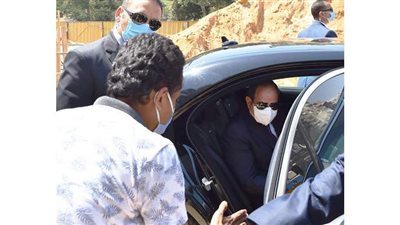 السيسي للمهندسين العاملين بالمواقع: من فضلكم الناس تلتزم بالكمامة