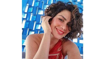 صبا مبارك بإطلالة جذابة بالأحمر: ابتسم واترك الأشياء تصير