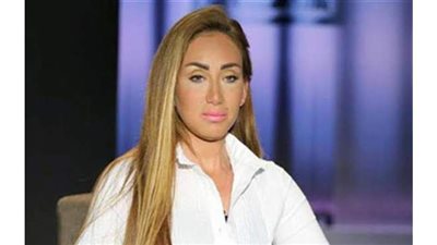 ريهام سعيد تُغادر النيابة عقب الإدلاء بأقوالها في واقعة اتهام شقيق ياسمين عبدالعزيز