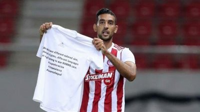 كوكا يقود أولمبياكوس للفوز  في الدوري اليوناني ويوجه رسالة ضد العنصرية