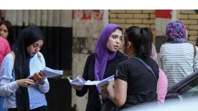 غرفة العمليات تتابع تسليم كراسات امتحان الأحياء والاستاتيكا والفلسفة إلى لجان سير الامتحان