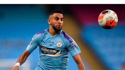 اقترب أكثر من مترين..  مشجع يفقد وظيفته بسبب صورته مع رياض محرز