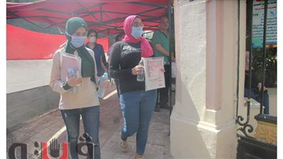 التباعد الاجتماعي والكمامات الطبية.. أبرز مشاهد طلاب الثانوية بلجنة مصطفى أبو عميرة | صور