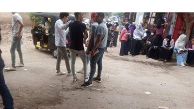 أولياء الأمور ينتظرون أبناءهم بمحيط لجان الثانوية العامة بالقليوبية