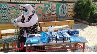 استقبال طلاب الثانوية بالكمامات والكحول وزجاجات المياه في الجيزة | صور