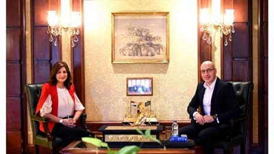 وزيرة الهجرة تتفق مع مدير Watch iT على عرض 