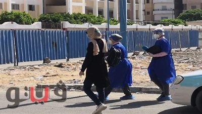 طالبتان ترتديان البدل الواقية أثناء امتحانات الثانوية العامة بمطروح