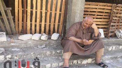 فطار ومصاحف وافتراش الأرصفة.. ٣ ساعات من  القلق لأولياء الأمور أمام لجان الثانوية بمطروح