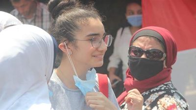 20 صورة ترصد فرحة طلاب الثانوية العامة بامتحاني الفلسفة والأحياء