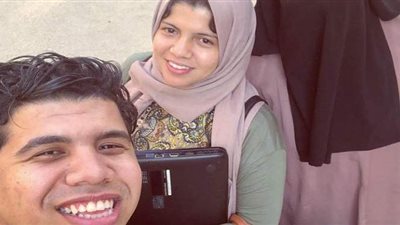 عمر كمال ينشر صورة تجمعه بوالدته وشقيقته للمرة الأولى