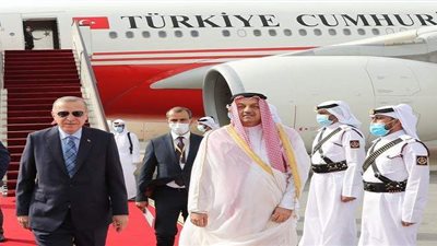 حاكم قطر يبعث بنائب رئيس وزرائه لاستقبال أردوغان بمطار حمد في الدوحة