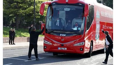 مشجع مانشستر سيتي يعترض حافلة ليفربول