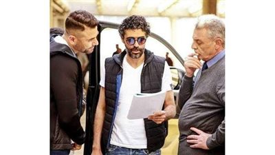 محمود حميدة مع أحمد عز في  كواليس فيلم 