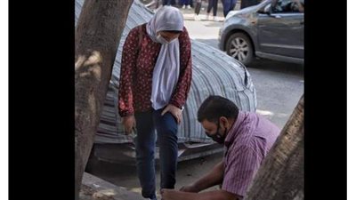 صاحبة صورة إنحناء والدها لربط حذائها بالثانوية:  