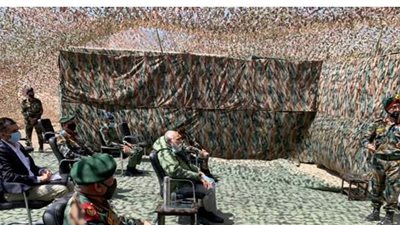 مودي يزور الحدود الهندية مع الصين بالزي العسكري