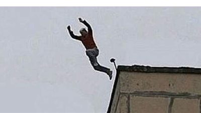 أم تحاول إلقاء ابنتها من الطابق العاشر بسبب فشلها في الإجابة عن امتحانات الثانوية بالإسكندرية