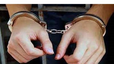 بعد ولادته بساعات.. سيدة تلقي برضيعها في 