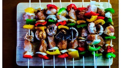 طريقة عمل أسياخ فاهيتا اللحم بالفلفل الملون