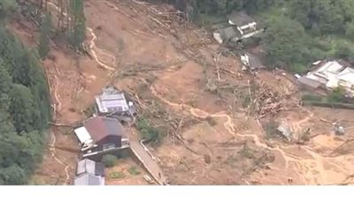 فقد أكثر من 13 شخصا وعزل منازل وتدمير جسور في أمطار غزيرة باليابان  | فيديو