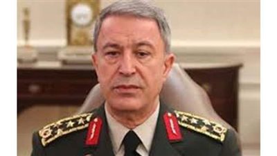 وزير الدفاع التركي يزور سفينة حربية قبالة سواحل ليبيا