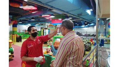 تغريم ٦ شواطئ و ٢ كافيه لمخالفتهم قرارات الحد من انتشار  كورونا بالإسكندرية