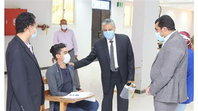 طلاب جامعة جنوب الوادى يواصلون أداء امتحانات الفرق النهائية | صور