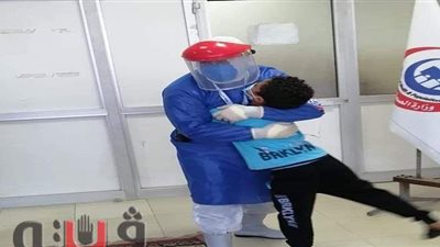 طفل يحتضن طبيبا بالشرقية بعد تعافيه من فيروس كورونا l صور