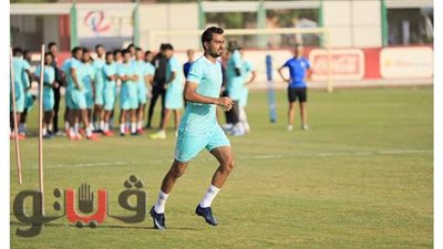 محمد فخري يخوض مرانًا بدنيًّا قويًّا بمران الأهلي