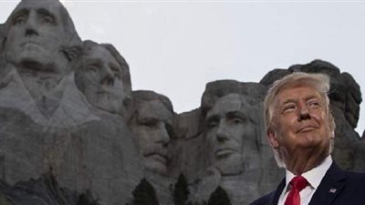 لحمايتها من المخربين.. ترامب بأمر بإنشاء حديقة للتماثيل الأمريكية