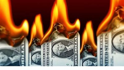 الريال الإيراني يواصل هبوطه ويسجل انهيارا قياسيا جديدا