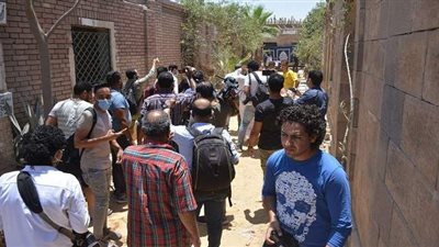 وصول أشرف زكي وفيفي عبده وشيماء سيف لمقابر البساتين لوداع رجاء الجداوي | صور