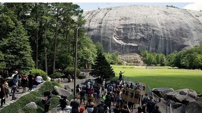 محتجون مسلحون أغلبهم من السود ينظمون مسيرة في متنزه بولاية جورجيا الأمريكية