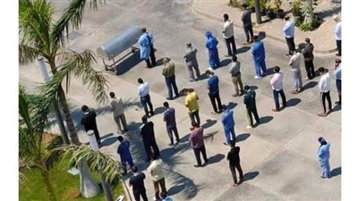 لفتة إنسانية من الطاقم الطبي.. يجهز جثمان رجاء الجداوي ويؤدي صلاة الجنازة عليها  | صور