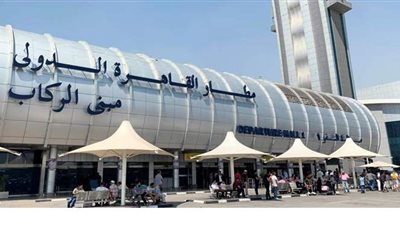 ضبط ألماني حاول تهريب مخدرات وسلاح ناري بمطار القاهرة | صور