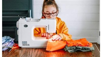 بسبب كورونا.. طفلة أمريكية تصنع 500 بطانية و1100 قناع طبي للفقراء