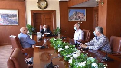 محافظ بورسعيد يستقبل وفدا من مجلس إدارة النادي المصري | صور