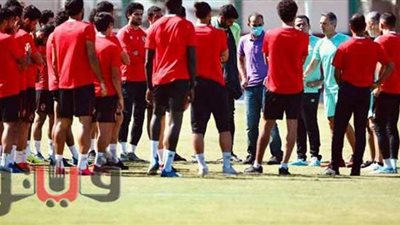«سيزا» يجتمع باللاعبين والجهاز المعاون قبل مران الأهلي