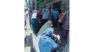 زحام شديد أمام مكاتب البريد فى الإسكندرية | صور