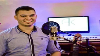 خلف الهواري.. حكاية شاب استغل موهبته لتقديم رسائل تفاؤل للشباب | صور