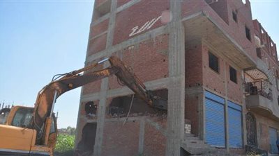 إزالة برج مكون من 13 طابقا و3 منازل أخرى  ببنها