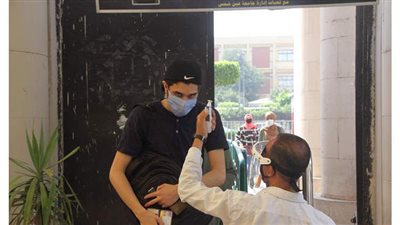 تطبيق الإجراءات الاحترازية على بوابات جامعة عين شمس  خلال الامتحانات | صور