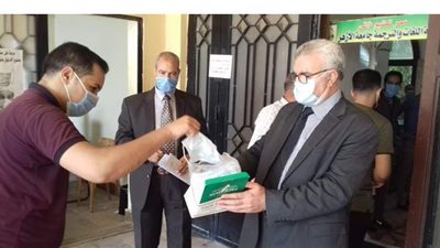 عمداء كليات الأزهر يوزعون الكمامات على الطلاب قبل الدخول للامتحانات | صور